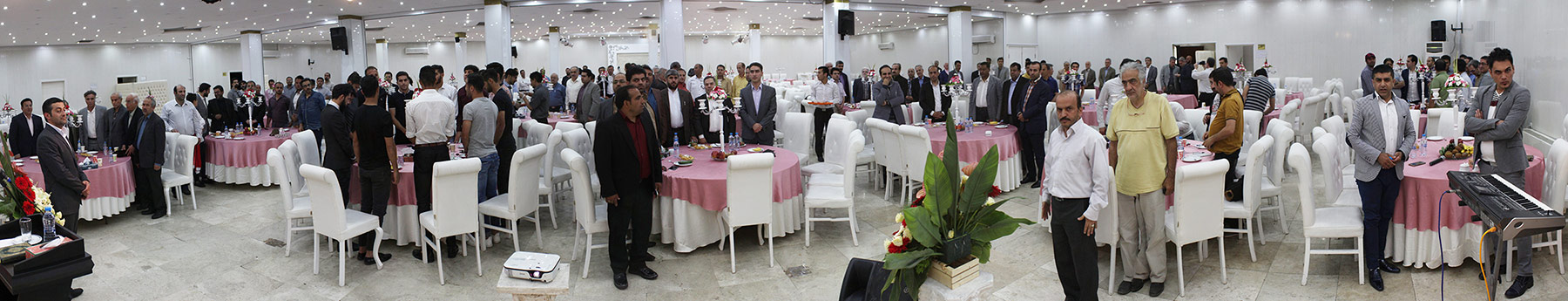 اجرای تقلید صدا و طنز توسط سیروس حسینی فر در جشن پایان فصل پرسپولیس / 
جشن پایان فصل تیم فوتبال پرسپولیس امروز با حضور مسئولان این باشگاه و همچنین مدیران ورزش کشور در مجموعه ورزشی انقلاب برگزار شد.
این مراسم در روز 26 اردیبهشت در تالار مهربانی باشگاه انقلاب برگزار شد و سیروس حسینی فر در این مراسم به اجرای طنز و تقلید صدا پرداخت.