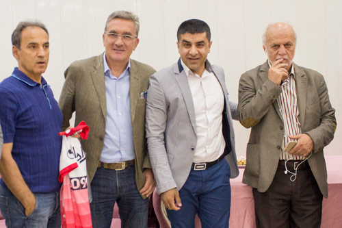 اجرای تقلید صدا و طنز توسط سیروس حسینی فر در جشن پایان فصل پرسپولیس / 
جشن پایان فصل تیم فوتبال پرسپولیس امروز با حضور مسئولان این باشگاه و همچنین مدیران ورزش کشور در مجموعه ورزشی انقلاب برگزار شد.
این مراسم در روز 26 اردیبهشت در تالار مهربانی باشگاه انقلاب برگزار شد و سیروس حسینی فر در این مراسم به اجرای طنز و تقلید صدا پرداخت.