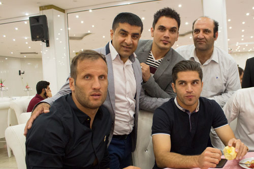 اجرای تقلید صدا و طنز توسط سیروس حسینی فر در جشن پایان فصل پرسپولیس / 
جشن پایان فصل تیم فوتبال پرسپولیس امروز با حضور مسئولان این باشگاه و همچنین مدیران ورزش کشور در مجموعه ورزشی انقلاب برگزار شد.
این مراسم در روز 26 اردیبهشت در تالار مهربانی باشگاه انقلاب برگزار شد و سیروس حسینی فر در این مراسم به اجرای طنز و تقلید صدا پرداخت.