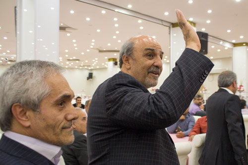 اجرای تقلید صدا و طنز توسط سیروس حسینی فر در جشن پایان فصل پرسپولیس / 
جشن پایان فصل تیم فوتبال پرسپولیس امروز با حضور مسئولان این باشگاه و همچنین مدیران ورزش کشور در مجموعه ورزشی انقلاب برگزار شد.
این مراسم در روز 26 اردیبهشت در تالار مهربانی باشگاه انقلاب برگزار شد و سیروس حسینی فر در این مراسم به اجرای طنز و تقلید صدا پرداخت.