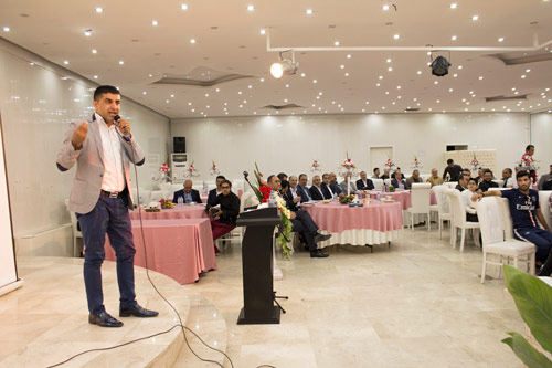 اجرای تقلید صدا و طنز توسط سیروس حسینی فر در جشن پایان فصل پرسپولیس / 
جشن پایان فصل تیم فوتبال پرسپولیس امروز با حضور مسئولان این باشگاه و همچنین مدیران ورزش کشور در مجموعه ورزشی انقلاب برگزار شد.
این مراسم در روز 26 اردیبهشت در تالار مهربانی باشگاه انقلاب برگزار شد و سیروس حسینی فر در این مراسم به اجرای طنز و تقلید صدا پرداخت.