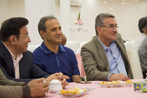 اجرای تقلید صدا و طنز توسط سیروس حسینی فر در جشن پایان فصل پرسپولیس / 
جشن پایان فصل تیم فوتبال پرسپولیس امروز با حضور مسئولان این باشگاه و همچنین مدیران ورزش کشور در مجموعه ورزشی انقلاب برگزار شد.
این مراسم در روز 26 اردیبهشت در تالار مهربانی باشگاه انقلاب برگزار شد و سیروس حسینی فر در این مراسم به اجرای طنز و تقلید صدا پرداخت.