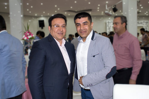 اجرای تقلید صدا و طنز توسط سیروس حسینی فر در جشن پایان فصل پرسپولیس / 
جشن پایان فصل تیم فوتبال پرسپولیس امروز با حضور مسئولان این باشگاه و همچنین مدیران ورزش کشور در مجموعه ورزشی انقلاب برگزار شد.
این مراسم در روز 26 اردیبهشت در تالار مهربانی باشگاه انقلاب برگزار شد و سیروس حسینی فر در این مراسم به اجرای طنز و تقلید صدا پرداخت.